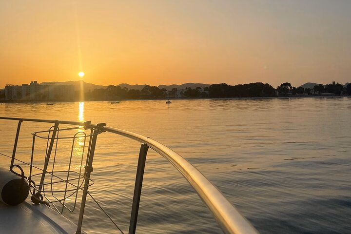 Premier Cruises Alcudia: Barco privado 3h Atardecer con SUP, Snorkel y Tapas